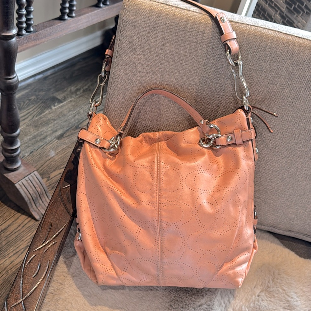 Coach pink shoulder bag with good condition.